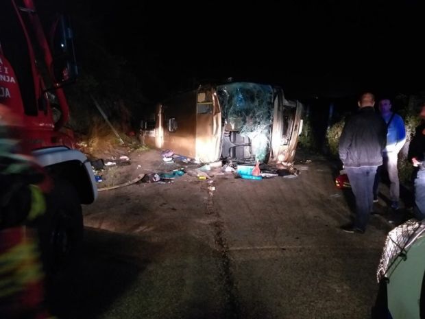 УЖАС У ПЉЕВЉИМА: Више особа повређено приликом превртања аутобуса